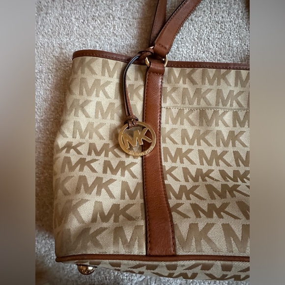 Michael kors purse - Picture 2 of 8